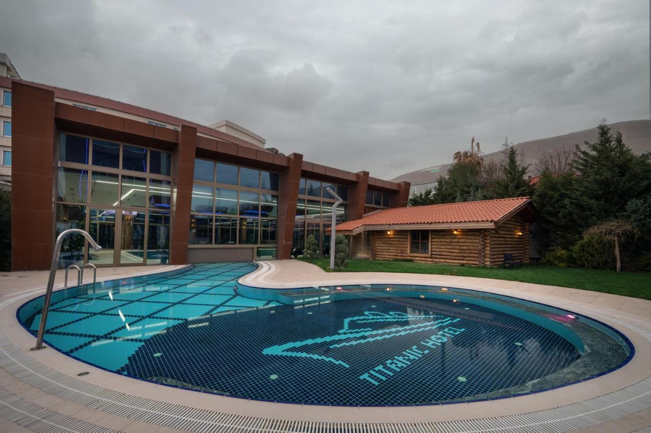 Titanic Hotel & Spa Sulaymaniyah Εξωτερικό φωτογραφία The swimming pool at the hotel