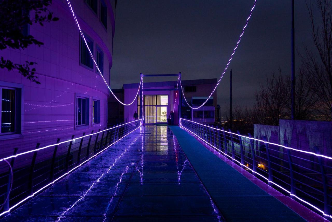 Titanic Hotel & Spa Sulaymaniyah Εξωτερικό φωτογραφία The Skyway at night