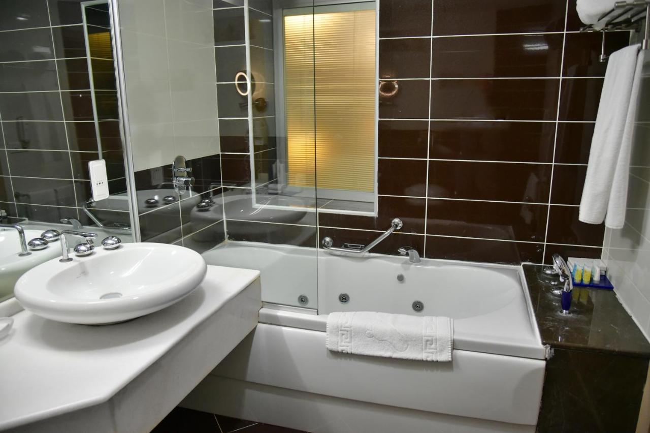 Titanic Hotel & Spa Sulaymaniyah Εξωτερικό φωτογραφία Bathroom with shower door