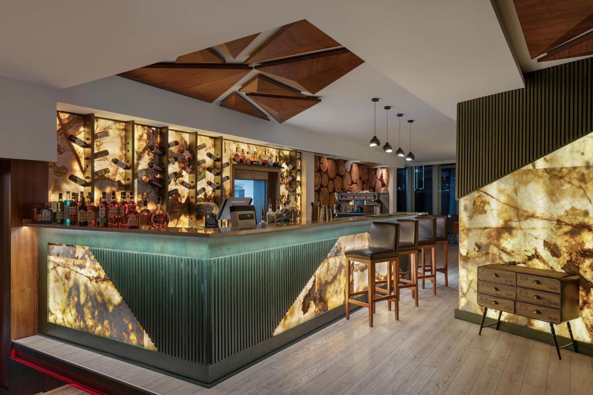 Titanic Hotel & Spa Sulaymaniyah Εξωτερικό φωτογραφία The bar at the 101 bar