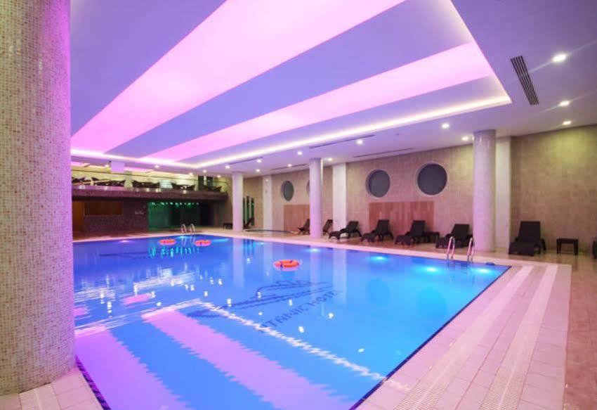 Titanic Hotel & Spa Sulaymaniyah Εξωτερικό φωτογραφία The swimming pool at the hotel
